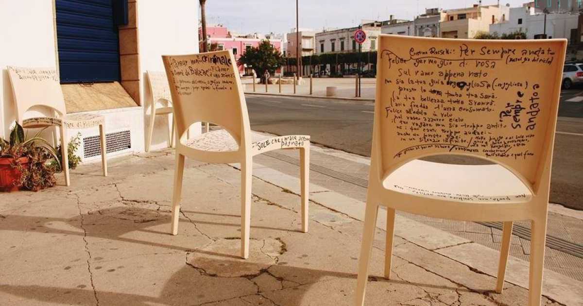 Polignano, rimosse le "sedie poetiche" del "Fl�neur": �C'� chi rovina le cose belle�